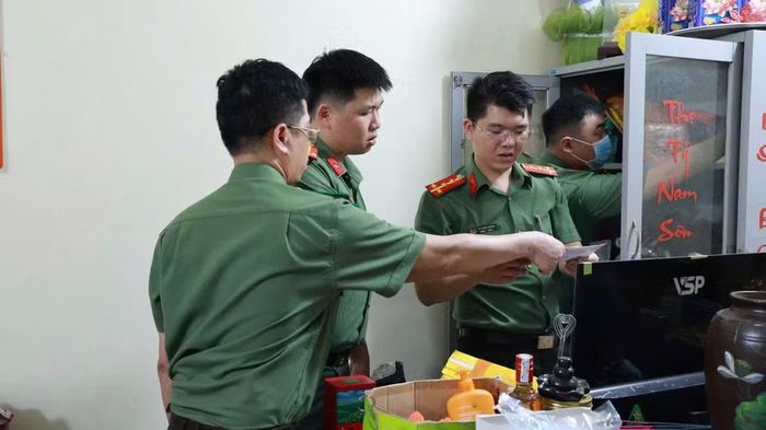 Lực lượng Công an kiểm tra các chứng cứ quan trọng.