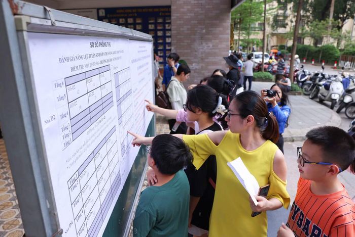 Học sinh tới tham dự đánh giá năng lực của Trường trung học cơ sở năng khiếu Đại học Sư phạm xem sơ đồ phòng thi vào chiều 2/6.