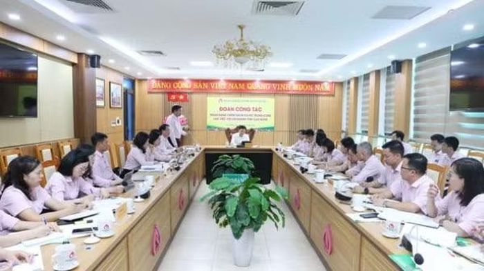 Quang cảnh buổi làm việc giữa Tổng Giám đốc Dương Quyết Thắng với Chi nhánh Ngân hàng Chính sách xã hội tỉnh Cao Bằng.