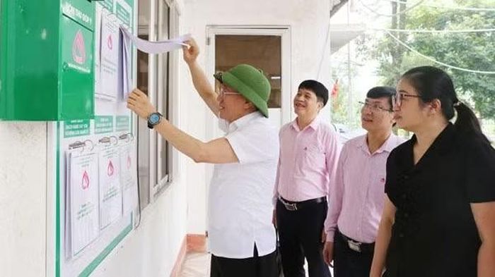 Tổng Giám đốc Dương Quyết Thắng kiểm tra thông tin giao dịch được niêm yết tại điểm giao dịch.