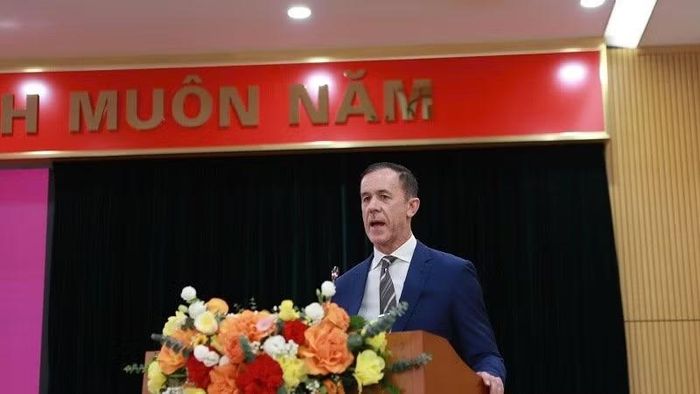 Đại diện đơn vị tư vấn - Công ty Trách nhiệm hữu hạn Dalberg Global Advisors báo cáo tại cuộc họp. (Ảnh: Lan Hương)