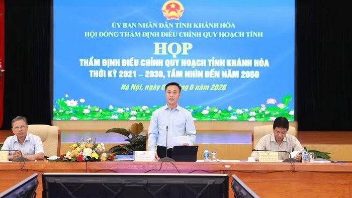 Phó Bí thư Tỉnh ủy, Chủ tịch Ủy ban nhân dân tỉnh Khánh Hòa Nguyễn Việt Hùng phát biểu kết luận cuộc họp. (Ảnh: Lan Hương)