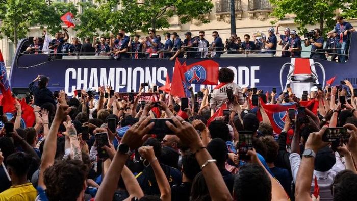 Chiếc xe buýt mui trần chở dàn sao PSG diễu hành giữa vòng vây cuồng nhiệt của hàng vạn người hâm mộ. (Ảnh: Tổng hợp)