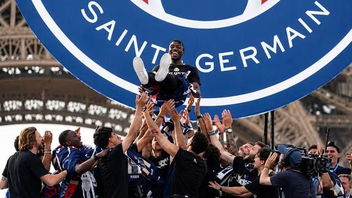 Các cầu thủ PSG tung Ousmane Dembele lên không trung trong màn ăn mừng chức vô địch Champions League. (Ảnh: Tổng hợp)