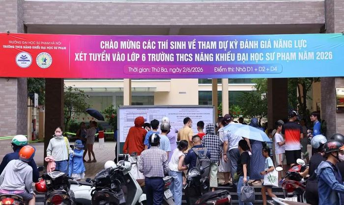 Tại các điểm thi, phụ huynh và học sinh đã có mặt từ sớm để kiểm tra thông tin. (Ảnh: THANH TÙNG)