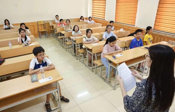 Cán bộ coi thi phổ biến quy chế và hướng dẫn thí sinh hoàn thiện các thủ tục trước giờ làm bài. (Ảnh: THANH TÙNG)