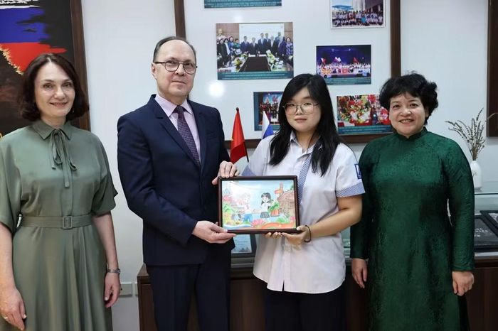 Học sinh Trường THPT chuyên Hà Nội - Amsterdam tặng Đại sứ Gennady Stepanovich Bezdetko và phu nhân bức tranh lưu niệm. (Ảnh: THANH TÙNG)
