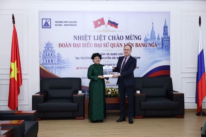 Đại sứ Liên bang Nga tại Việt Nam Gennady Stepanovich Bezdetko tặng quà lưu niệm cho nhà trường. (Ảnh: THANH TÙNG)