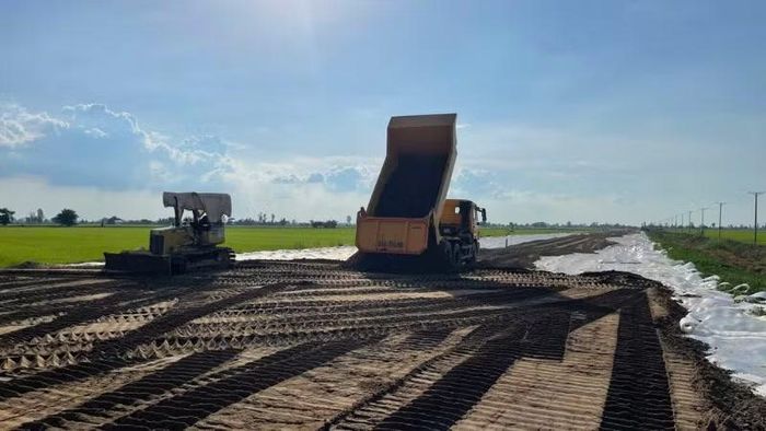 Một đoạn cao tốc Châu Đốc-Cần Thơ-Sóc Trăng đang được gia cố nền đường.