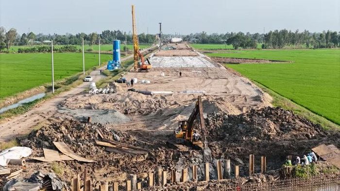 Một đoạn cao tốc Châu Đốc-Cần Thơ-Sóc Trăng đang khẩn trương thi công.