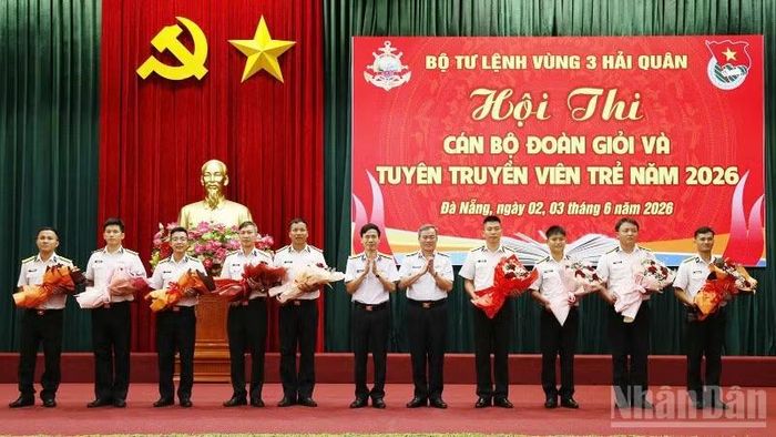 Chuẩn Đô đốc Nguyễn Đăng Tiến và Đại tá Phạm Đình Thành tặng hoa chúc mừng các đội tham gia Hội thi.