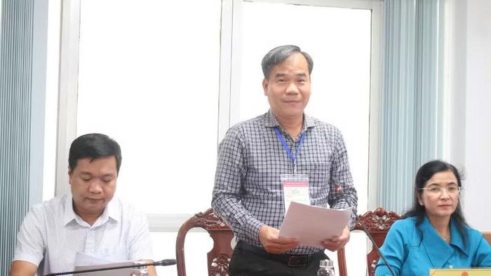 Lãnh đạo Sở Giáo dục và Đào tạo Cần Thơ báo cáo với đoàn công tác.