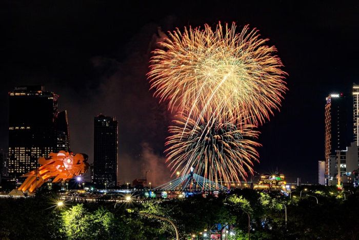 Từ khu vực ven sông thuộc tổ hợp Sun Symphony Residence, những màn trình diễn pháo hoa hiện lên rõ nét với góc nhìn trực diện ra khu vực bắn pháo hoa. Ảnh: Ánh Dương.