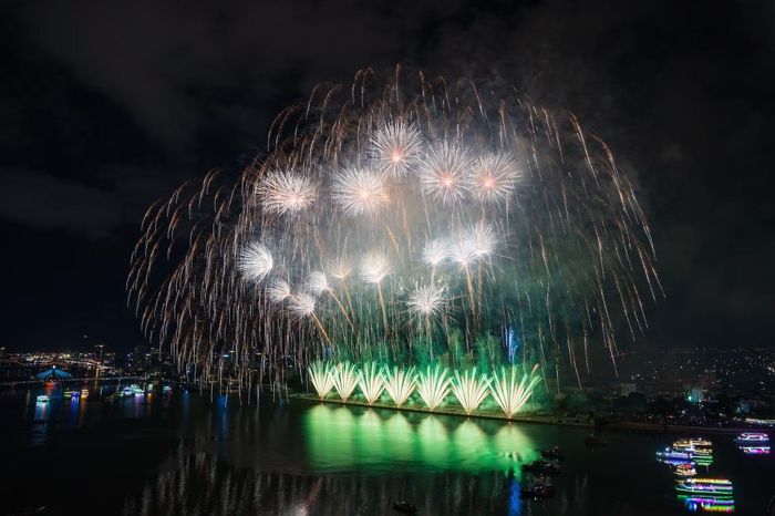 Những chùm pháo hoa rực rỡ phản chiếu xuống mặt nước sông Hàn tạo nên hiệu ứng ánh sáng lung linh, trở thành điểm nhấn đặc biệt của lễ hội. Ảnh: Quốc Huy.