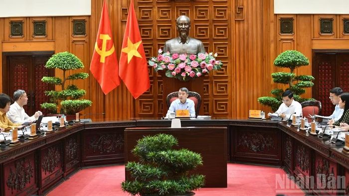 Thủ tướng Lê Minh Hưng chỉ đạo cần xác định danh mục các sản phẩm, dịch vụ tài chính của Trung tâm tài chính quốc tế, trước hết là các sản phẩm, dịch vụ gắn với thương mại, đầu tư để thu hút nguồn lực phát triển. (Ảnh: Thanh Giang) 
