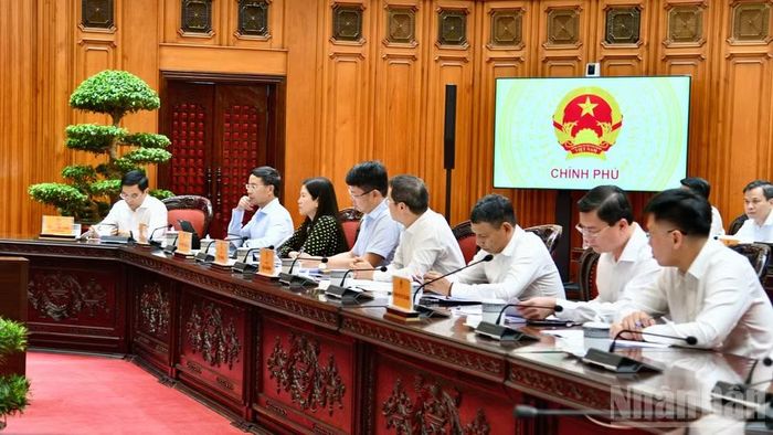  Phó Thủ tướng Chính phủ Nguyễn Văn Thắng (người ngoài cùng bên trái) và các đại biểu tham dự cuộc họp. (Ảnh: Thanh Giang) 