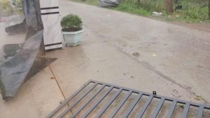 Nhà dân bị sập hàng rào.