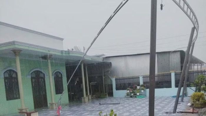 Lốc xoáy làm hàng rào bị nghiêng.
