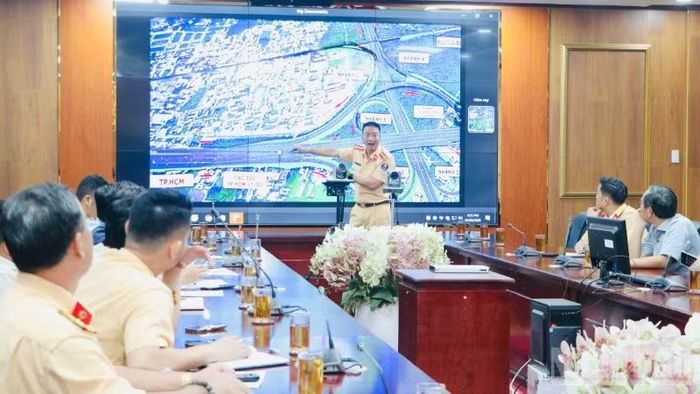 Đại diện lãnh đạo Cục Cảnh sát giao thông trình bày phương án tổ chức giao thông nút giao Long Thành.