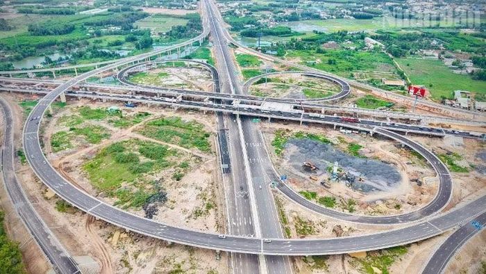 Nút giao Long Thành nối cao tốc Thành phố Hồ Chí Minh-Long Thành-Dầu Giây với cao tốc Biên Hòa-Vũng Tàu và Tuyến đường T2 sân bay Long Thành.