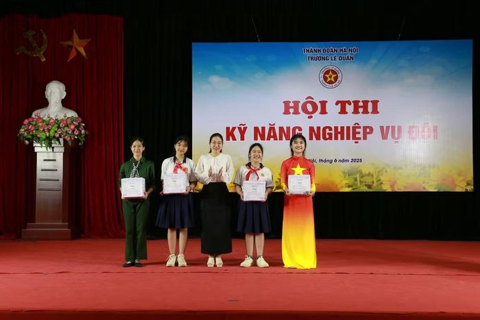 Hiệu trưởng Trường Lê Duẩn Nguyễn Thị Mai Hương trao giải Hội thi Kỹ năng nghiệp vụ Đội