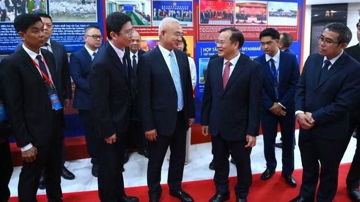 Thứ trưởng Nguyễn Văn Long cùng các đại biểu tham quan triển lãm về phòng, chống ma túy.