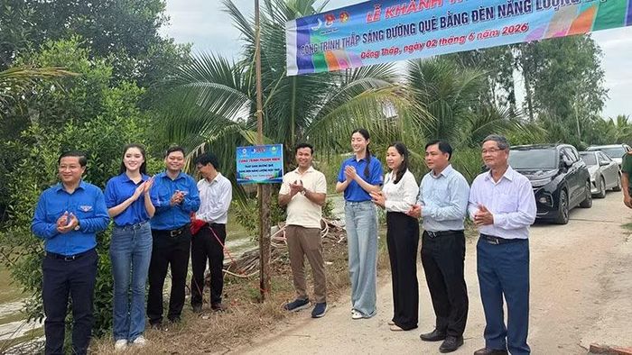 Khánh thành công trình thắp sáng đường quê.