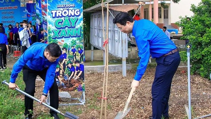 Lãnh đạo Ủy ban nhân dân tỉnh Đồng Tháp và lãnh đạo Tỉnh đoàn thực hiện trồng cây xanh sau lễ ra quân Chiến dịch Thanh niên tình nguyện hè.