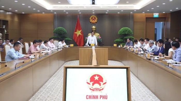 Phó Thủ tướng Thường trực Chính phủ Phạm Gia Túc chỉ đạo Bộ Công thương chủ trì phối hợp với các bộ, cơ quan liên quan, tiếp tục rà soát, đánh giá toàn diện quá trình triển khai xăng E10 trên phạm vi toàn quốc. (Ảnh: VGP/Phương Nguyên)