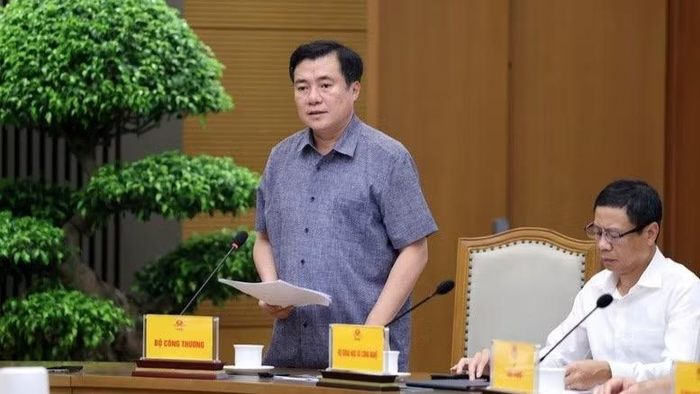 Thứ trưởng Công thương Nguyễn Sinh Nhật Tân báo cáo tại cuộc họp. (Ảnh: VGP/Phương Nguyên)