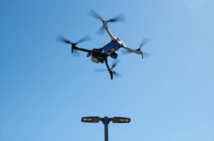 Drone chuyên dụng mang lưới để bắt drone xâm nhập