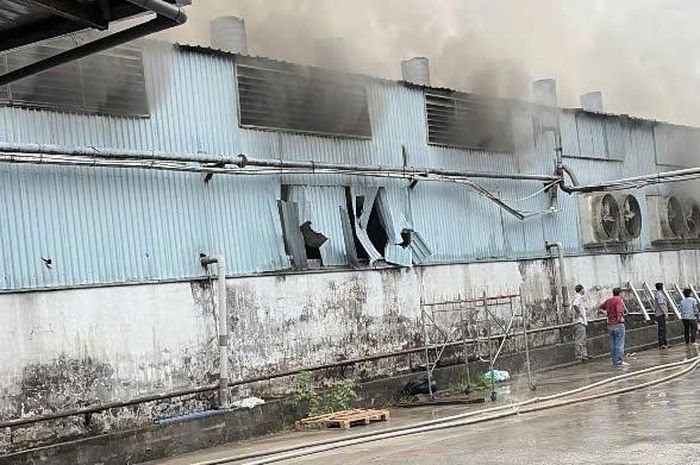 Vụ cháy được khống chế hoàn toàn sau gần một giờ nỗ lực của lực lượng Cảnh sát PCCC và CNCH TPHCM. Ảnh: NGUYỄN TIẾN