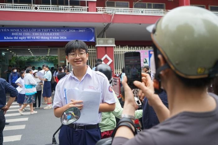 Hoàn thành kỳ thi lớp 10, em Văn Khắc Trí Thành lưu lại những khoảnh khắc đáng nhớ tại điểm thi.