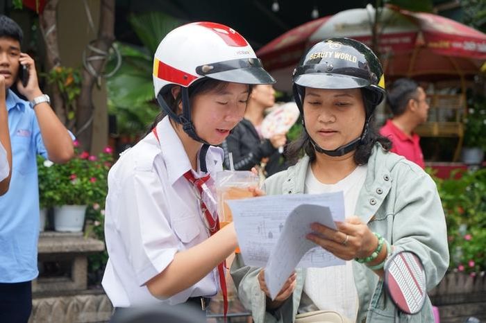 Nhiều học sinh hào hứng chia sẻ bài làm với phụ huynh.