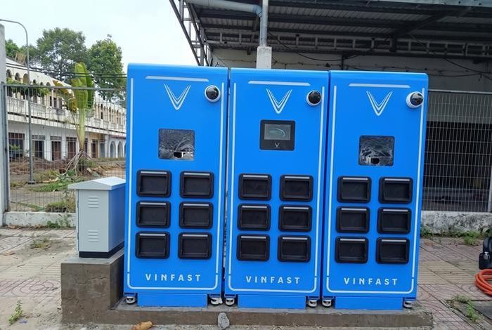 Tủ đổi pin trên đường Phạm Văn Đồng bị phá hoại.