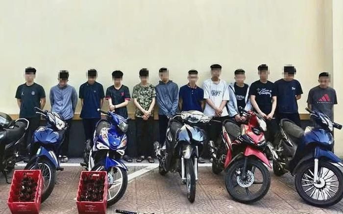 Các đối tượng cùng tang vật tại cơ quan điều tra