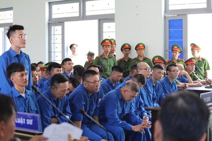 33 bị cáo hầu tòa vì ma túy trong quán bar. Ảnh: N.G