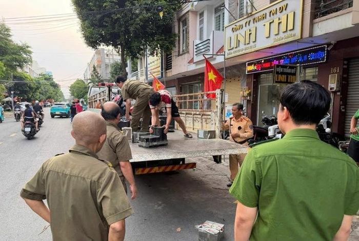 Công an TPHCM đưa tang vật về trụ sở.