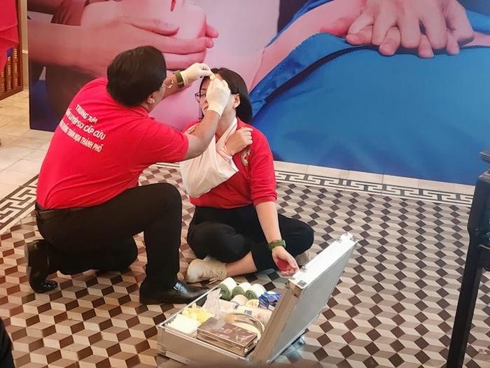 Một trường hợp mô phỏng sơ cứu được Hội Chữ Thập đỏ tái hiện tại buổi lễ ký kết