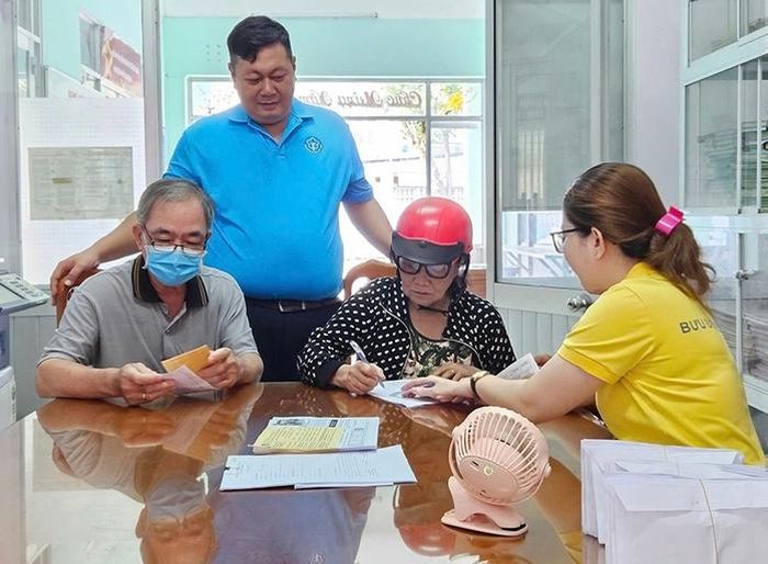 Gần 3,5 triệu người được nhận lương hưu, trợ cấp BHXH tháng 6. Ảnh: BHXH Việt Nam
