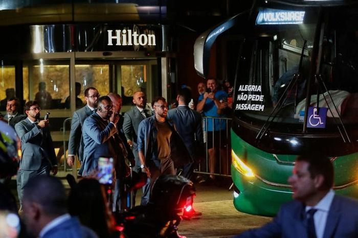 Tiền đạo Neymar xuất hiện trước giờ tuyển Brazil lên đường sang Mỹ. Chân sút 34 tuổi đang trong quá trình hồi phục chấn thương bắp chân, khiến bỏ ngỏ khả năng góp mặt ở trận ra quân gặp Morocco tại World Cup 2026. Ảnh: AP