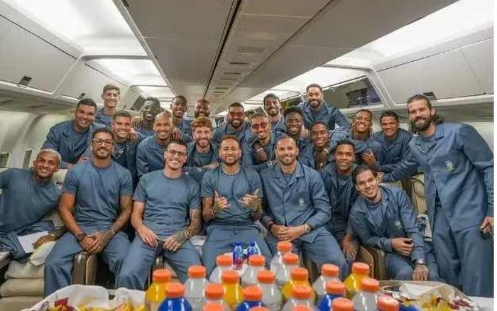 Các thành viên tuyển Brazil chụp ảnh trên máy bay trước hành trình sang Newark, bang New Jersey, Mỹ. Chiếc Boeing 767-300ER của hãng Aeronexus có 96 ghế cao cấp và từng được ban nhạc Rolling Stones sử dụng trong chuyến lưu diễn kỷ niệm 60 năm thành lập vào năm 2022. Ảnh: Liên đoàn Bóng đá Brazil (CBF)