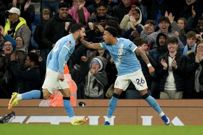 Tiền vệ Rayan Cherki (trái) ăn mừng cùng tiền Savinho trong trận Man City gặp Crystal Palace tại Ngoại hạng Anh ngày 13-5. Ảnh: AP