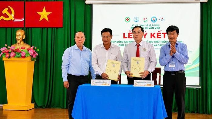 Bệnh viện Lê Văn Việt ký kết hỗ trợ chuyên môn với Trạm Y tế phường Long Phước