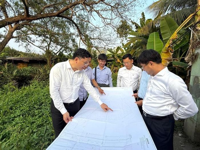 Phó Chủ tịch UBND TPHCM Hoàng Nguyên Dinh khảo sát khu vực dự án hồi tháng 4-2026.