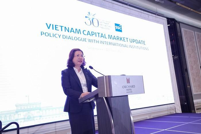 Chủ tịch UBCKNN Vũ Thị Chân Phương phát biểu khai mạc tọa đàm.