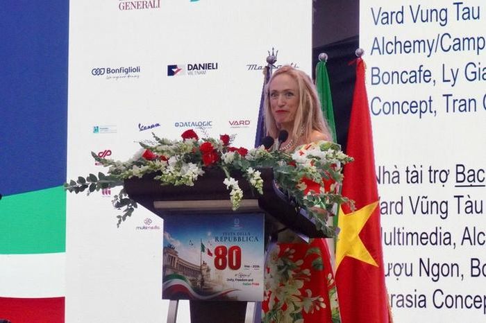 Tổng Lãnh sự Ý tại TPHCM Alessandra Tognonato phát biểu tại tiệc chiêu đãi kỷ niệm Quốc khánh Ý