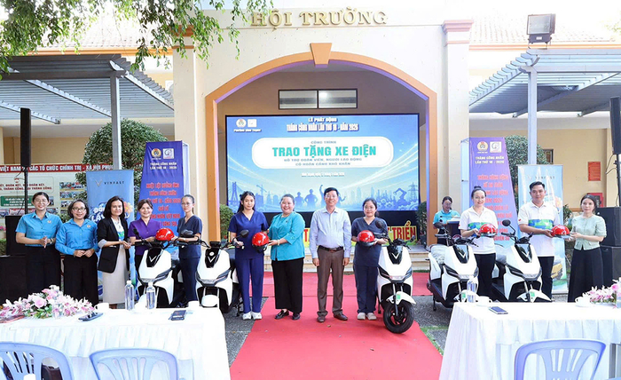 Phường Bình Thạnh, TP Hồ Chí Minh trao xe điện tặng người lao động khó khăn. Ảnh: MỸ DUNG