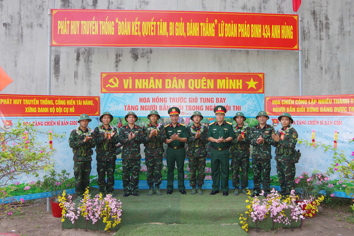 Đoàn kiểm tra "3 tiếng nổ" của Quân đoàn 34 tặng hoa bắn giỏi động viên chiến sĩ mới Tiểu đoàn 1, Lữ đoàn 434.