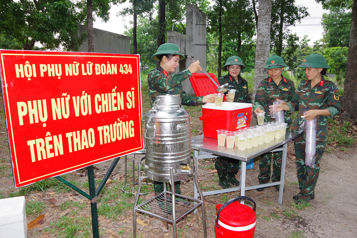 Hội Phụ nữ Lữ đoàn 434 với chiến sĩ mới trên thao trường.